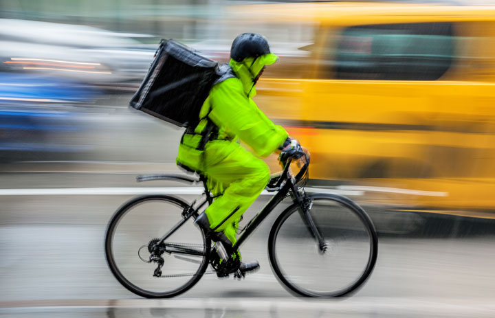 Radfahren im Regen mit der richtigen Regenbekleidung ein